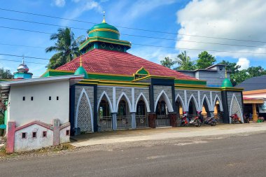 Gün boyunca kırsalda bir cami manzarası