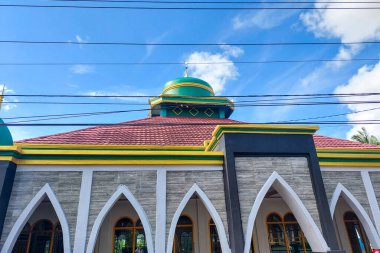 Gün boyunca kırsalda bir cami manzarası