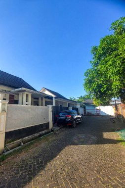 Önünde park edilmiş ev ve arabaların görüntüsü