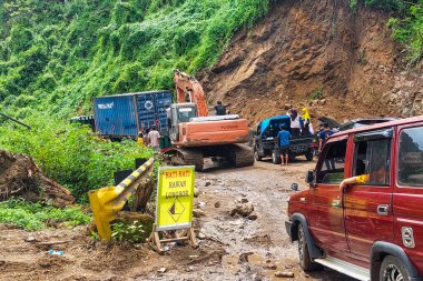 Makassar, Endonezya - 08 Haziran 2024: Pros Camba yolu toprak kaymaları nedeniyle kapalı