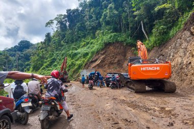 Makassar, Endonezya - 08 Haziran 2024: Pros Camba yolu toprak kaymaları nedeniyle kapalı