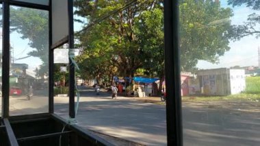 Makassar, Endonezya - 08 Haziran 2024: Şehrin ortasındaki ana yoldan geçen araçlar