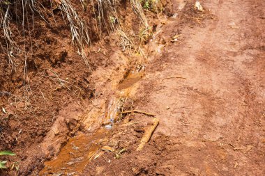 Yağmurdan sonra kırmızı toprakla kaygan yol dokusu