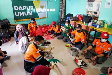 Mamuju, Endonezya - 18 Ocak 2020: Baznas Endonezya Kamu Mutfak Hizmetleri boşaltıldı