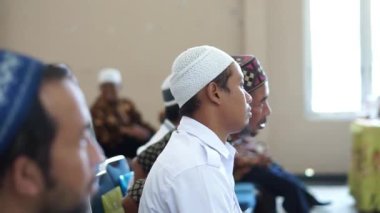 Doğu Luwu, Endonezya - 21 Ocak 2020: Toplantıya katılanlar toplantıyı dinliyor