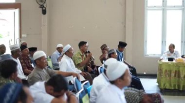 Doğu Luwu, Endonezya - 21 Ocak 2020: Katılımcılarla görüşmek moderatörlere sorular soruyor