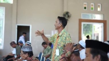 Doğu Luwu, Endonezya - 21 Ocak 2020: Katılımcılarla görüşmek moderatörlere sorular soruyor