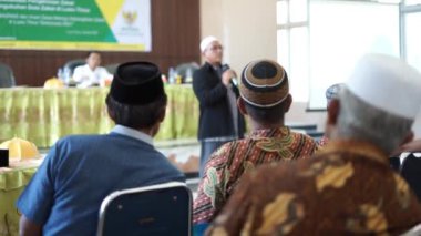 Toplantıya katılanlar toplantıyı dinliyor.