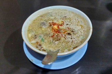 Endonezya yemeği Coto Makassar masada yemeye hazır.