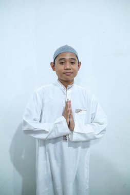 Makassar, Endonezya - 17 Şubat 2023: Gülümseyen Asyalı Müslüman Ramazan kutlamaları sırasında tebriklerini sundu