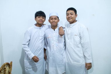 Makassar, Endonezya - 17 Şubat 2023: Bir grup Asyalı Müslüman çocuk birlikte konuşuyorlar