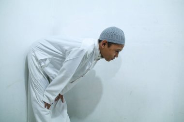 Makassar, Endonezya - 17 Şubat 2023: Asyalı Müslüman çocuk Tanrı 'ya dua ediyor