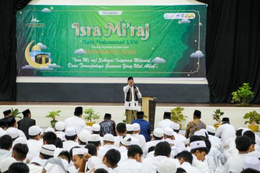 Makassar, Endonezya - 17 Şubat 2023: Müslüman öğrenciler. Öğrenciler camide bir konferans dinliyorlar. Müslüman yaşam tarzı.
