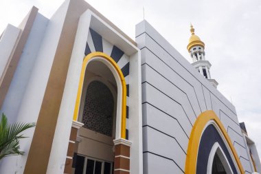 Medoren Camii 'nin muhteşem beyaz duvarlarını görebilirsiniz.