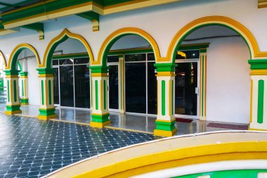 Medoren Camii 'nin duvarları muhteşem yeşil bir renktir.