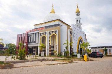 Muhteşem beyaz cami ve geniş otopark