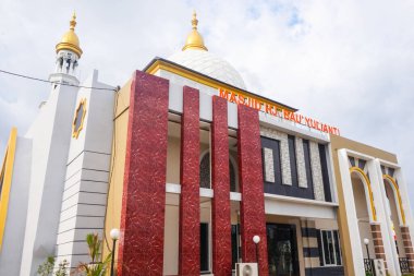 Pangkep şehrinde modern tasarımı olan beyaz cami.