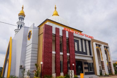Pangkep şehrinde modern tasarımı olan beyaz cami.