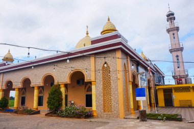 Sarı camiyi ve modern minaresini görebilirsiniz.
