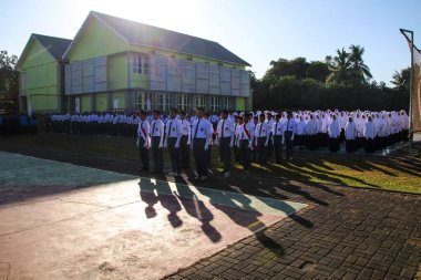 Pangkep, Endonezya - 17 Ağustos 2023: Öğrenciler Endonezya 'da okul üniforması giyiyorlar