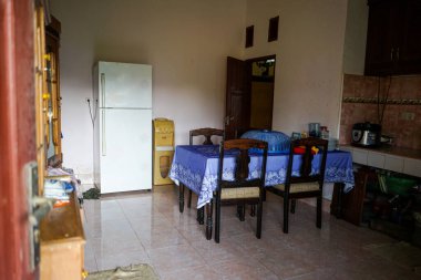 Basit yemek odası sandalye, masa ve mutfak mobilyası gibi görünüyor.