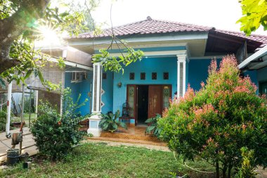 Sabahları evin ve bahçenin önü görünüyor.