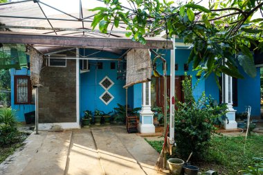 Sabahları evin ve bahçenin önü görünüyor.