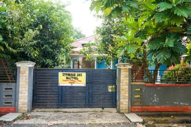 Evin önünde satılan ev hakkında bilgi var.