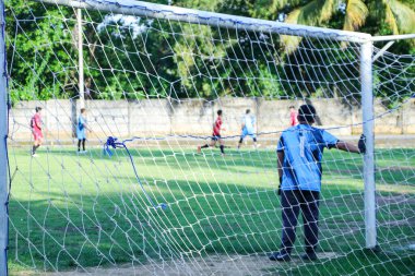 Öğleden sonra bir futbol kalesi görünür.