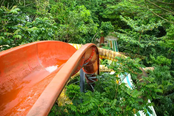 Makassar Endonezya 'daki Bugis su parkında kayıyor