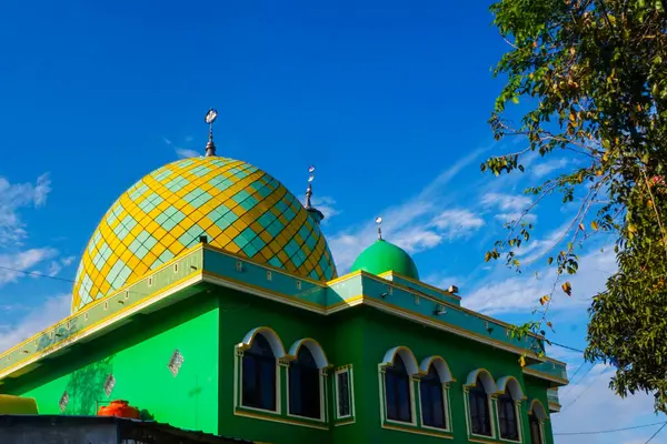 Caminin kubbesi gökyüzünün altında görkemli yeşil.