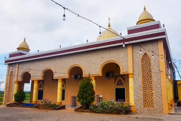 Sarı camiyi ve modern minaresini görebilirsiniz.