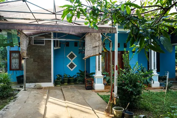 Sabahları evin ve bahçenin önü görünüyor.