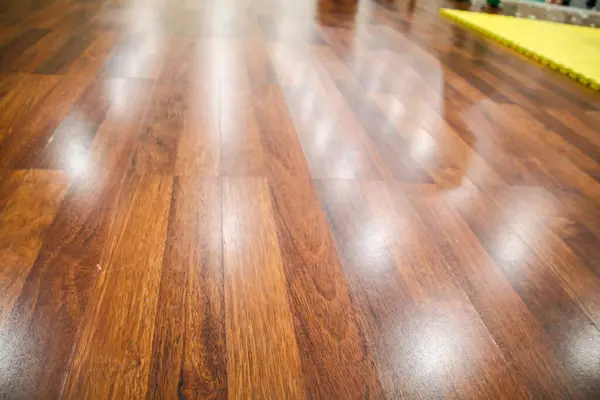 Odada ahşap döşeme dokusu var.