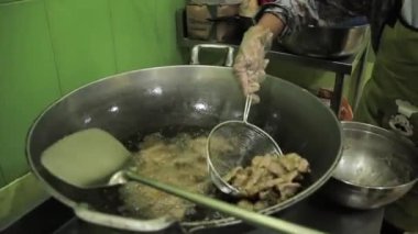 Kızartma tavasında et kızartma işlemi