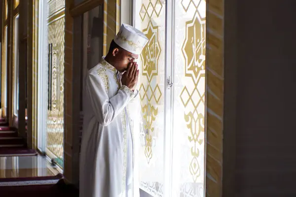 Makassar, Güney Sulawesi, 25 Temmuz 2024: Müslüman erkekler cübbe giyer ve başlarını dik tutarlar