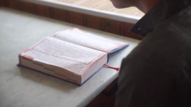 Al Kur 'an' ın Biri Tarafından Okunuşuna Yakın