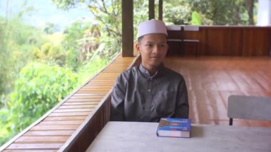 Gowa, Güney Sulawesi, 25 Temmuz 2024: Müslüman Çocuklar Villa 'da Kur' an okuyorlar