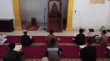 Gowa, Güney Sulawesi, 25 Temmuz 2024: Camide Kur 'an okuyan Müslüman öğrenciler