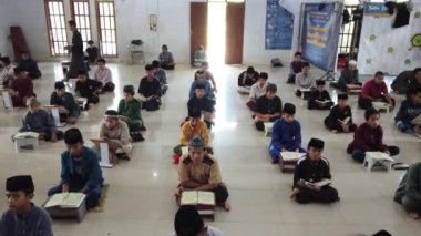 Gowa, Güney Sulawesi, 25 Temmuz 2024: Camide Kur 'an okuyan Müslüman öğrenciler
