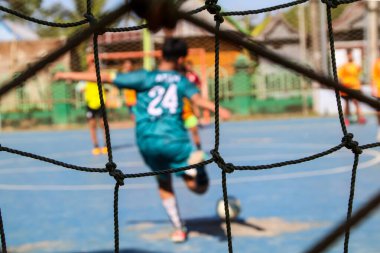 Öğleden sonra bir futbol kalesi görünür.