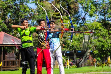 Makassar, Endonezya - 16 Temmuz 2024: İnsanlar okçuluk yapıyor