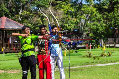 Makassar, Endonezya - 16 Temmuz 2024: İnsanlar okçuluk yapıyor