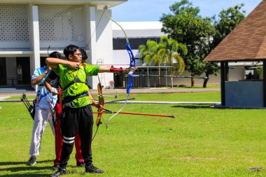 Makassar, Endonezya - 16 Temmuz 2024: İnsanlar okçuluk yapıyor