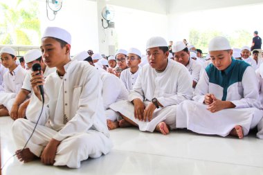 Makassar, Endonezya - 16 Temmuz 2024: Müslüman öğrenciler camide birlikte namaz kılıyorlar