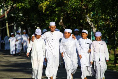 Makassar, Endonezya - 16 Temmuz 2024: Müslüman öğrenciler birlikte yürüyorlar