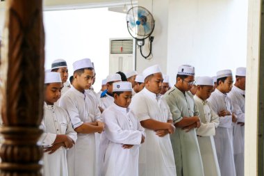 Makassar, Endonezya - 16 Temmuz 2024: Santri camide birlikte namaz kılıyorlar