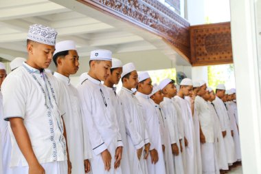 Makassar, Endonezya - 16 Temmuz 2024: Santri camide birlikte namaz kılıyorlar