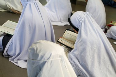 Makassar, Endonezya - 16 Temmuz 2024: Müslüman kız öğrenciler Kuran 'ı birlikte okuyorlar