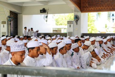 Makassar, Endonezya - 16 Temmuz 2024: Santri camide birlikte namaz kılıyorlar